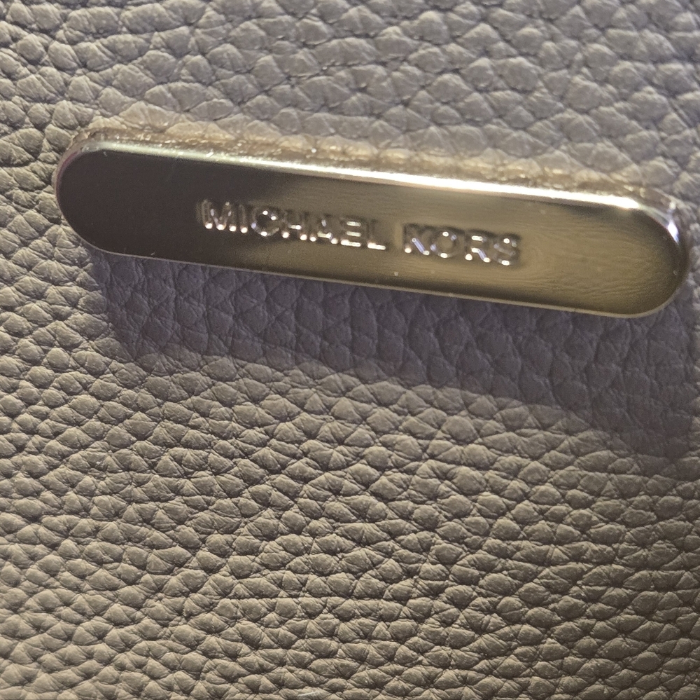 Michael Kors REVERSIBLE  Pebbled Leather Tote With Removable Pouch. Pristine. - Picture 6 of 7